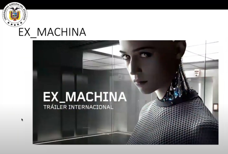 Científico sosteniendo una lámina transparente