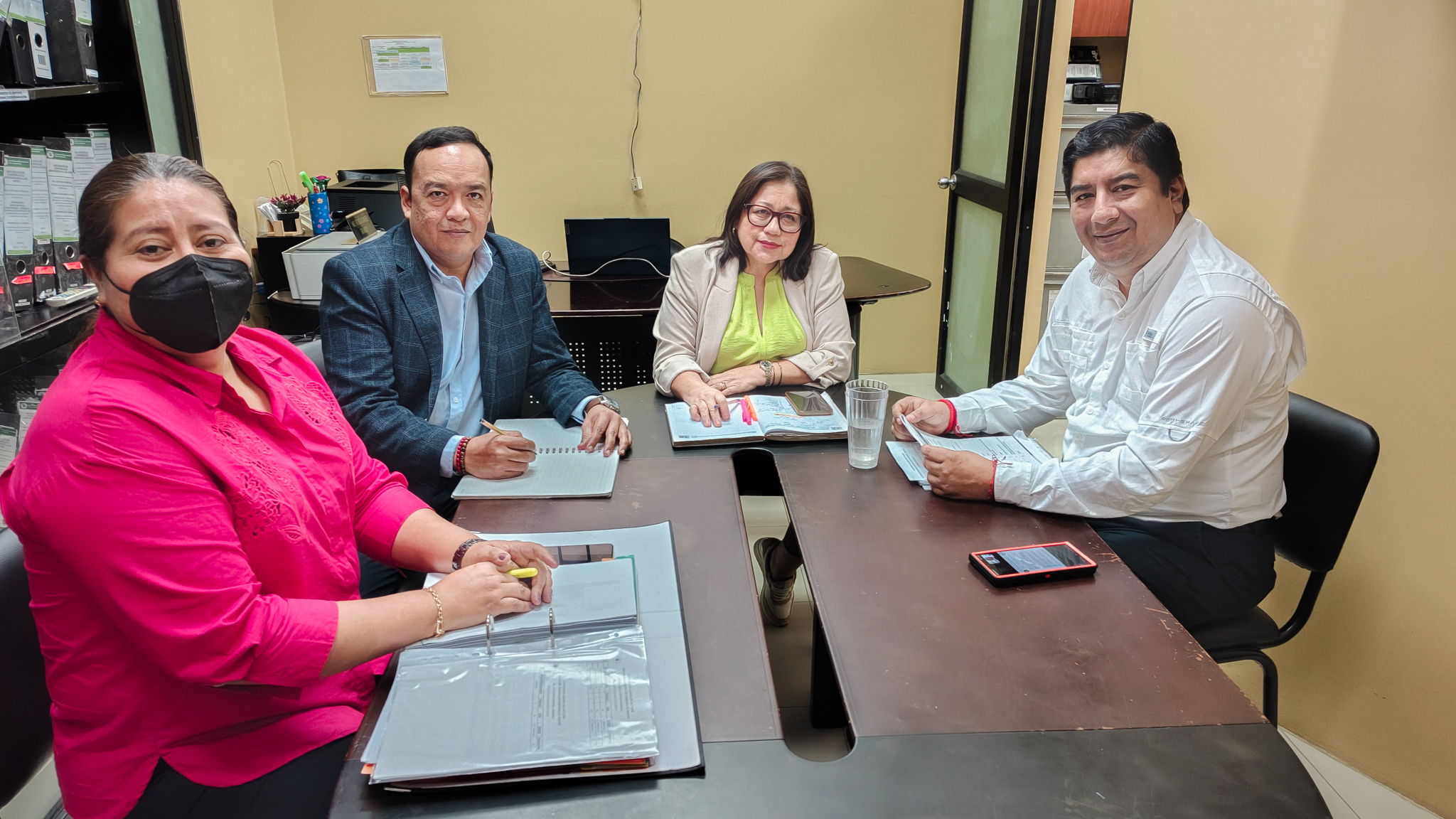 La Dra. Carmita Álvarez, consejera del Consejo de Educación Superior, realizó una visita al Programa Regional El Triunfo de la UAE, junto al Rector, Dr. Patricio Álvarez.