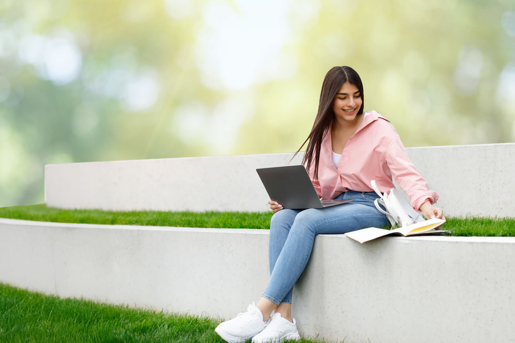 Equipo colaborando en una pizarra